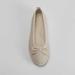 Bailarina perfos de piel beige COMFEET