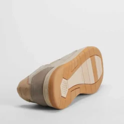Deportiva urbana gris COMFEET