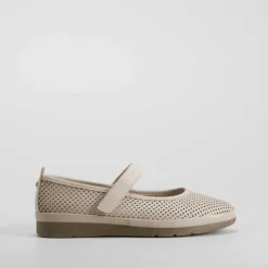 Merceditas perfos de piel beige COMFEET