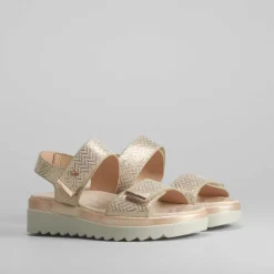 Sandalia cuña dorada brillos COMFEET