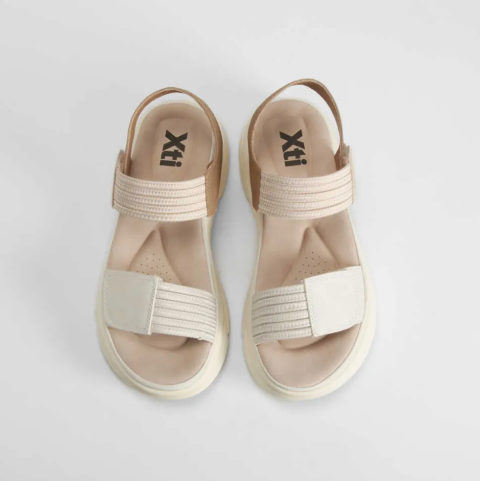 Sandalia cuña tiras perfos beige XTI