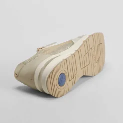 Sneaker cuña con cordón oro COMFEET