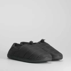 Zapatilla casa cerrada negra OLYNE