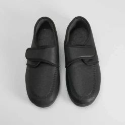 Zapatilla casa cerrada velcro negra OLYNE