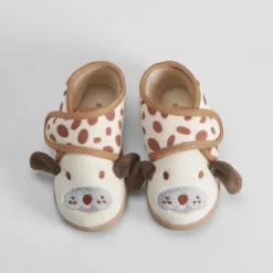 Zapatilla casa cerrada velcro bebé dalmata OLYNE