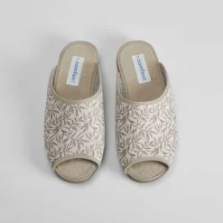 Zapatilla de casa estampada beige COMFEET